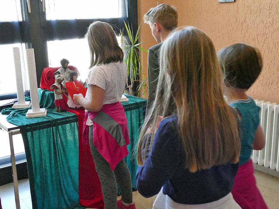 Kinderkarfreitagsliturgie im Gemeindezentrum (Foto: Karl-Franz Thiede)